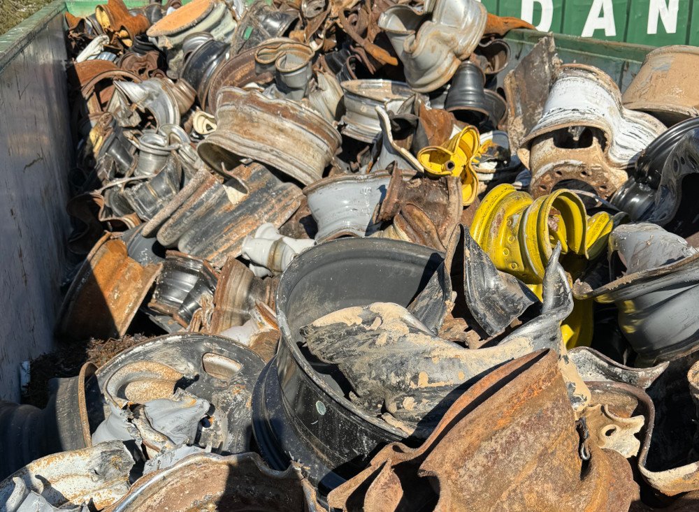 tire disposal and shredding image
